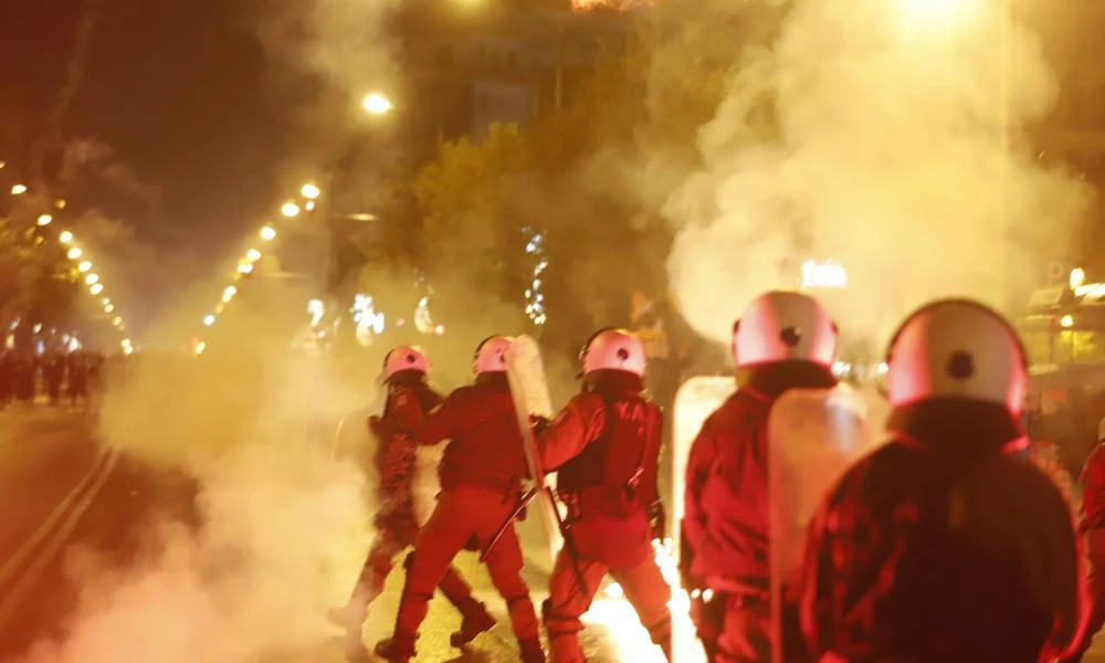 Θεσσαλονίκη: Επεισόδια μέσα και έξω από το ΑΠΘ μετά το τέλος της πορείας των φοιτητών (βίντεο)